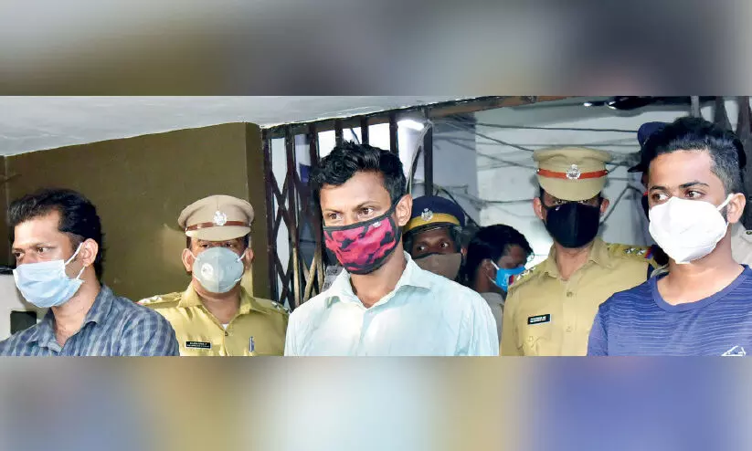 നിർമാണത്തിലിരിക്കുന്ന വീട്ടിൽ മോഷണം; മൂന്ന് പേർ അറസ്റ്റിൽ നിർമാണത്തിലിരിക്കുന്ന വീട്ടിൽ മോഷണം; മൂന്ന് പേർ അറസ്റ്റിൽ