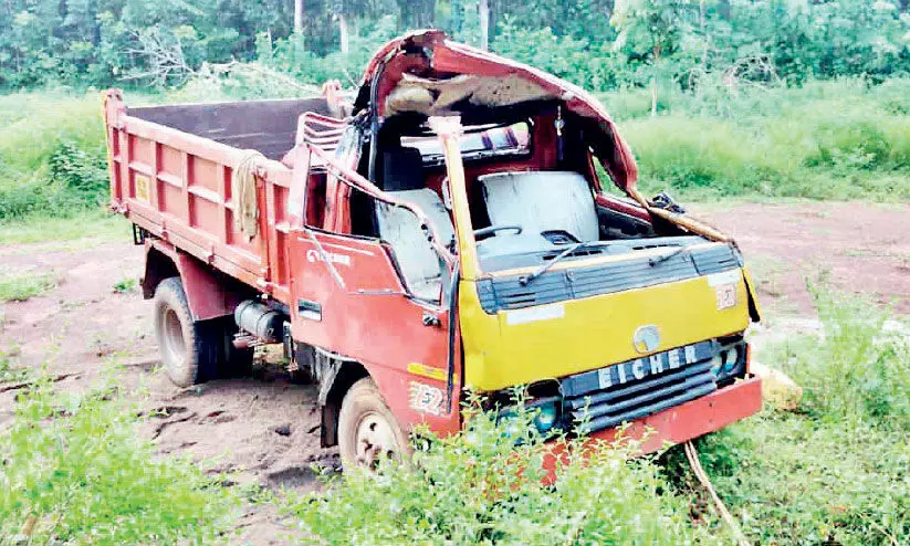 പൊലീസിനെ വെട്ടിച്ചു കടന്ന മണൽ ലോറി പാടത്തേക്ക് മറിഞ്ഞു