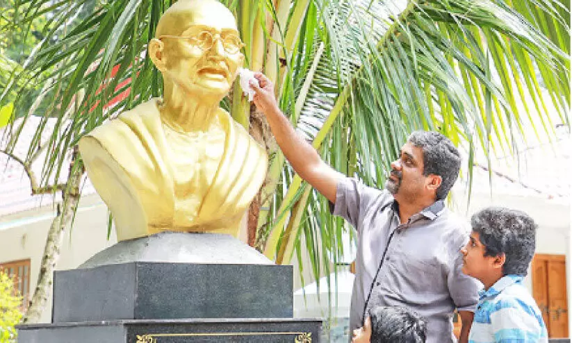 വീട്ടുമുറ്റത്ത് പ്രതിമ സ്ഥാപിച്ച് ഗാന്ധിജിക്ക് ആദരവ്