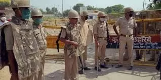 ഹാഥറസ്: ഫോൺ പിടിച്ചുവാങ്ങി, പുറത്തുവരാൻ അനുമതിയില്ല; കുടുംബാംഗങ്ങൾ പൊലീസ് തടങ്കലിൽ ഹാഥറസ്: ഫോൺ പിടിച്ചുവാങ്ങി, പുറത്തുവരാൻ അനുമതിയില്ല; കുടുംബാംഗങ്ങൾ പൊലീസ് തടങ്കലിൽ 