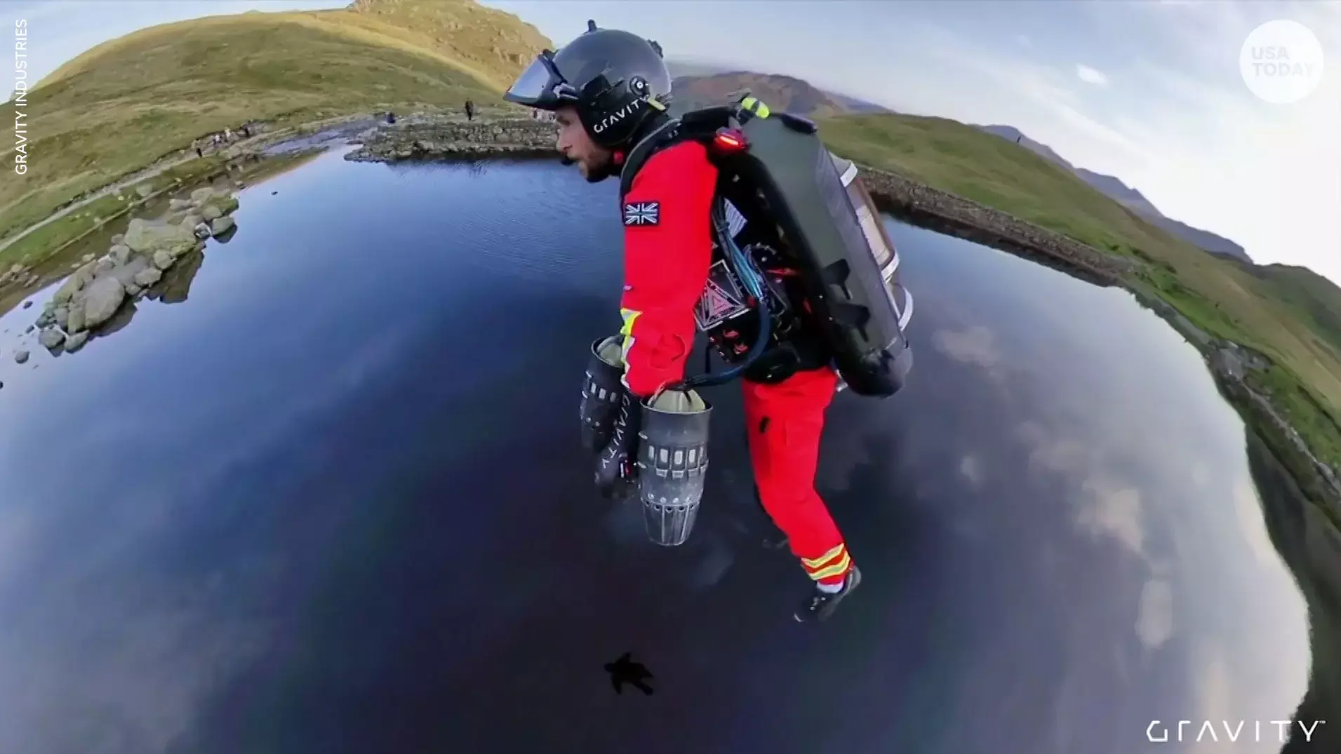 അവളെ രക്ഷിക്കാൻ ജെറ്റ്​ പാക്കിൽ പറന്നെത്തി രക്ഷാ പ്രവർത്തകൻ