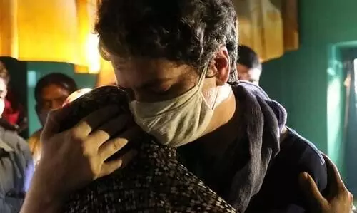 പൊട്ടിക്കരഞ്ഞ് ഹാഥറസ് പെൺകുട്ടിയുടെ മാതാവ്; കൂടെയുണ്ടെന്ന് ആശ്വസിപ്പിച്ച് പ്രിയങ്ക