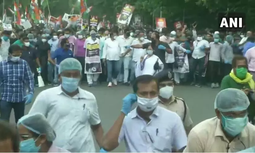 ഹാഥറസ്​ കൂട്ടബലാത്സംഗക്കൊല; മമതയുടെ നേതൃത്വത്തിൽ കൊൽക്കത്തയിൽ പ്രതിഷേധ മാർച്ച്​