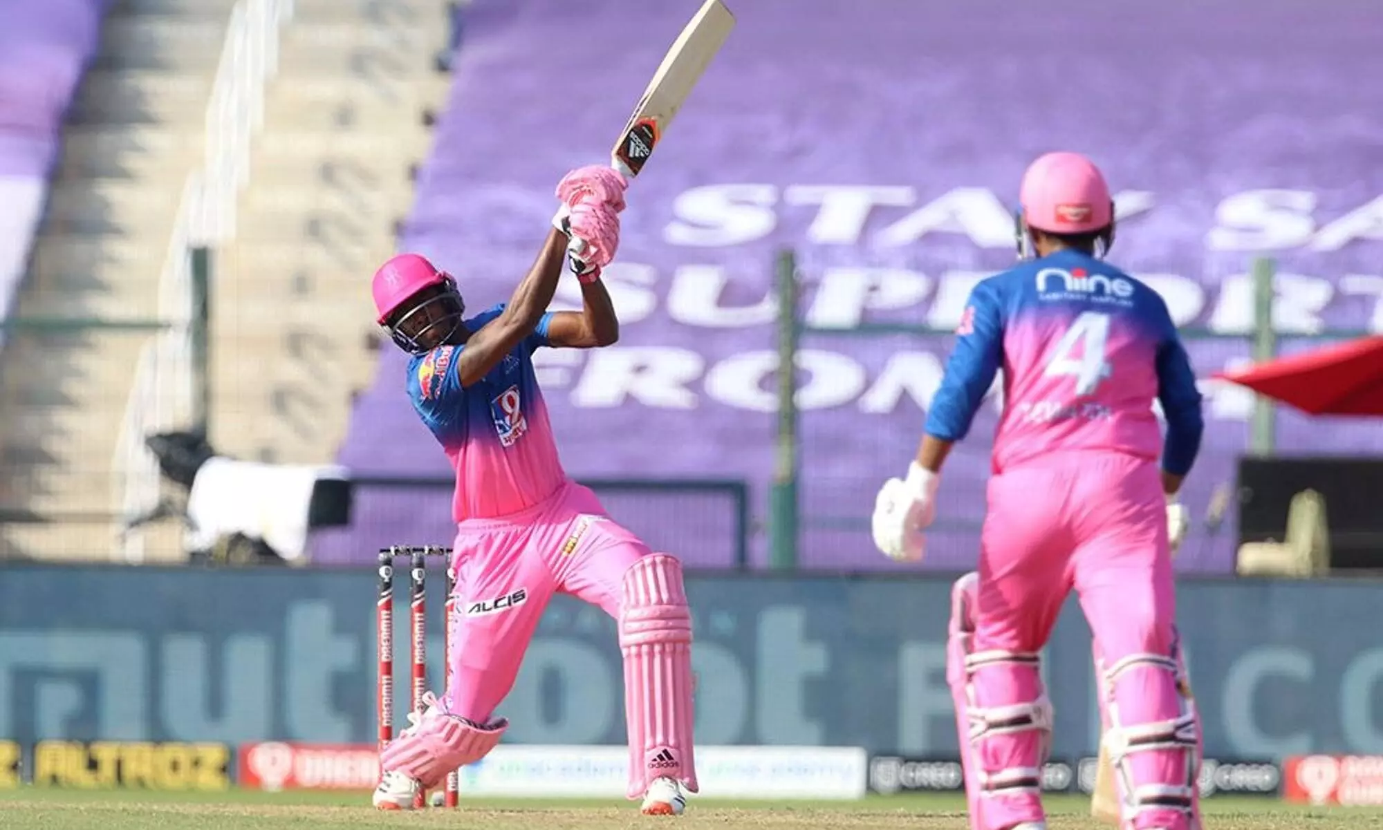 വമ്പന്മാർ ഒന്നടങ്കം തകർന്നു; രാജസ്ഥാനെ ഒറ്റക്കു താങ്ങി മഹിപാൽ, ബാംഗ്ലൂരിന് ജയിക്കാൻ 155 വമ്പന്മാർ ഒന്നടങ്കം തകർന്നു; രാജസ്ഥാനെ ഒറ്റക്കു താങ്ങി മഹിപാൽ, ബാംഗ്ലൂരിന് ജയിക്കാൻ 155