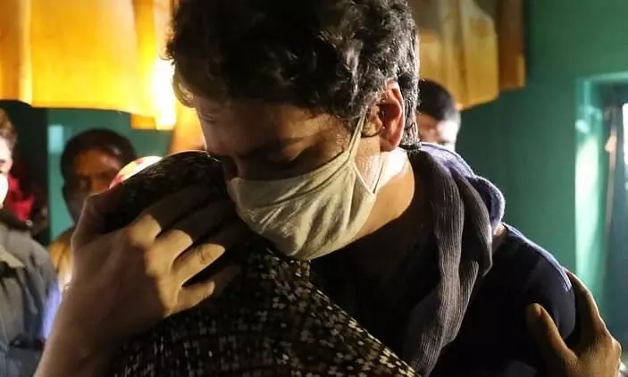 പൊട്ടിക്കരഞ്ഞ് ഹാഥറസ് പെൺകുട്ടിയുടെ മാതാവ്; കൂടെയുണ്ടെന്ന് ആശ്വസിപ്പിച്ച് പ്രിയങ്ക