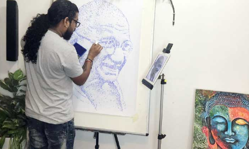 ചെ​റി​യ ഗാ​ന്ധി​യെ​കൊ​ണ്ട് വ​ലി​യ ഗാ​ന്ധി​യെ വ​ര​ച്ച് വി​ജേ​ഷ് വി​ജി​ൽ