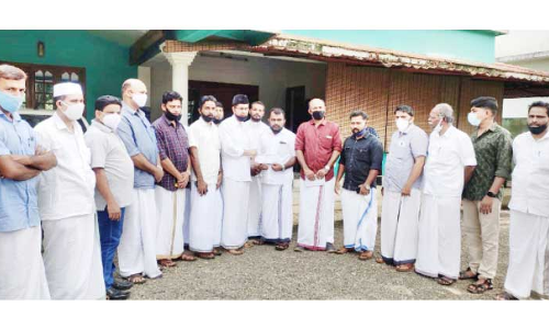 സൗ​ദി നാ​ഷ​ന​ൽ കെ.​എം.​സി.​സി കു​ടും​ബ സു​ര​ക്ഷ പ​ദ്ധ​തി തു​ക കൈ​മാ​റി