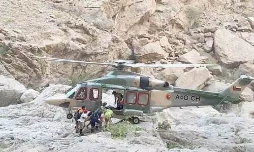 മ​ല​മു​ക​ളി​ൽ​നി​ന്നു വീ​ണ്​ പ​രി​ക്കേ​റ്റ​യാ​ളെ ആ​ശു​പ​ത്രി​യി​ലെ​ത്തി​ച്ചു