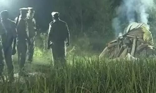 ഹാഥറാസ് സംഭവം പുകയുന്നു; മകളുടെ മൃതദേഹം പെട്രോൾ ഒഴിച്ച് കത്തിച്ചെന്ന് പിതാവ്