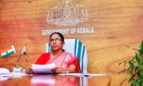 പാലത്തായി; മന്ത്രി ശൈലജ പെൺകുട്ടിയുടെ വീട്ടിൽ; നീതി വേണമെന്ന്​ മാതാവ്