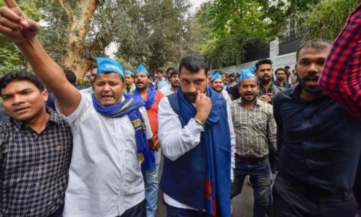 ചന്ദ്രശേഖർ ആസാദ് ഹാഥറസിലേക്ക്; പെൺകുട്ടിയുടെ മാതാപിതാക്കളെ കാണും ചന്ദ്രശേഖർ ആസാദ് ഹാഥറസിലേക്ക്; പെൺകുട്ടിയുടെ മാതാപിതാക്കളെ കാണും