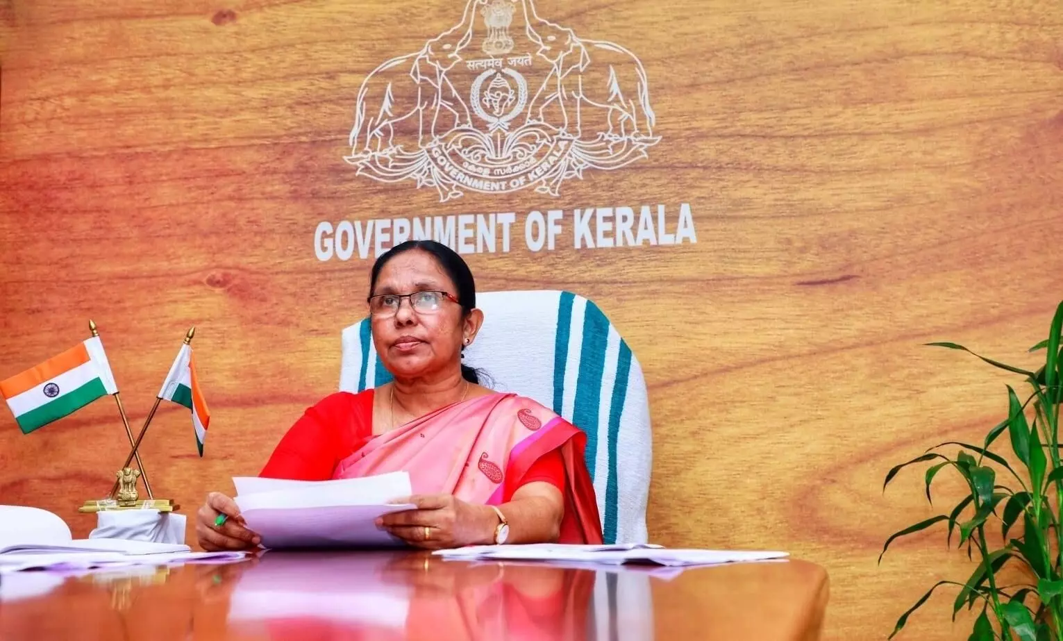 പാലത്തായി; മന്ത്രി ശൈലജ പെൺകുട്ടിയുടെ വീട്ടിൽ; നീതി വേണമെന്ന്​ മാതാവ്