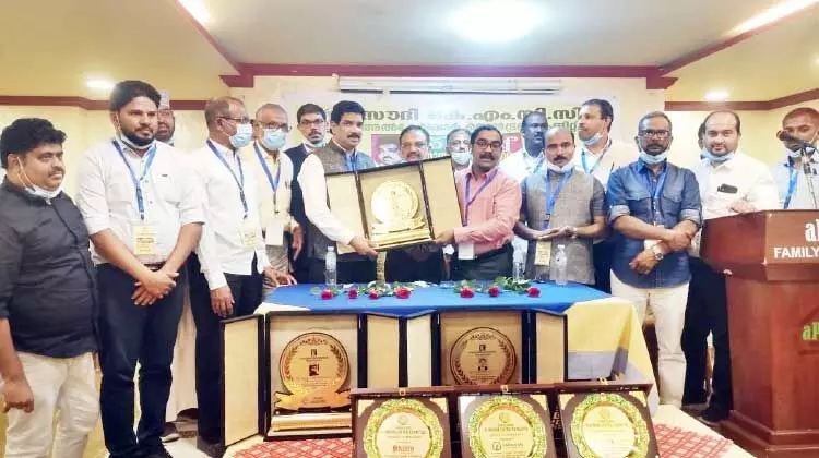 സി.​എ​ച്ച്. മു​ഹ​മ്മ​ദ് കോ​യ സ്മാ​ര​ക മാ​ധ്യ​മ പു​ര​സ്കാ​രം സ​മ്മാ​നി​ച്ചു