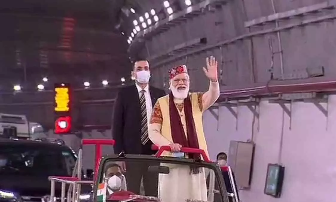 ആരെയാണ്​ ജീ കൈവീശി കാണിക്കുന്നത്?; വൈറലായി മോദിയുടെ തുരങ്കത്തിലെ പ്രകടനം