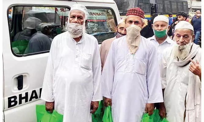 ധാരാവി ജയിക്കു​​േമ്പാൾ ഈ മൗലാനമാർക്കുമുണ്ട്​ ധാരാളം കൈയടി...