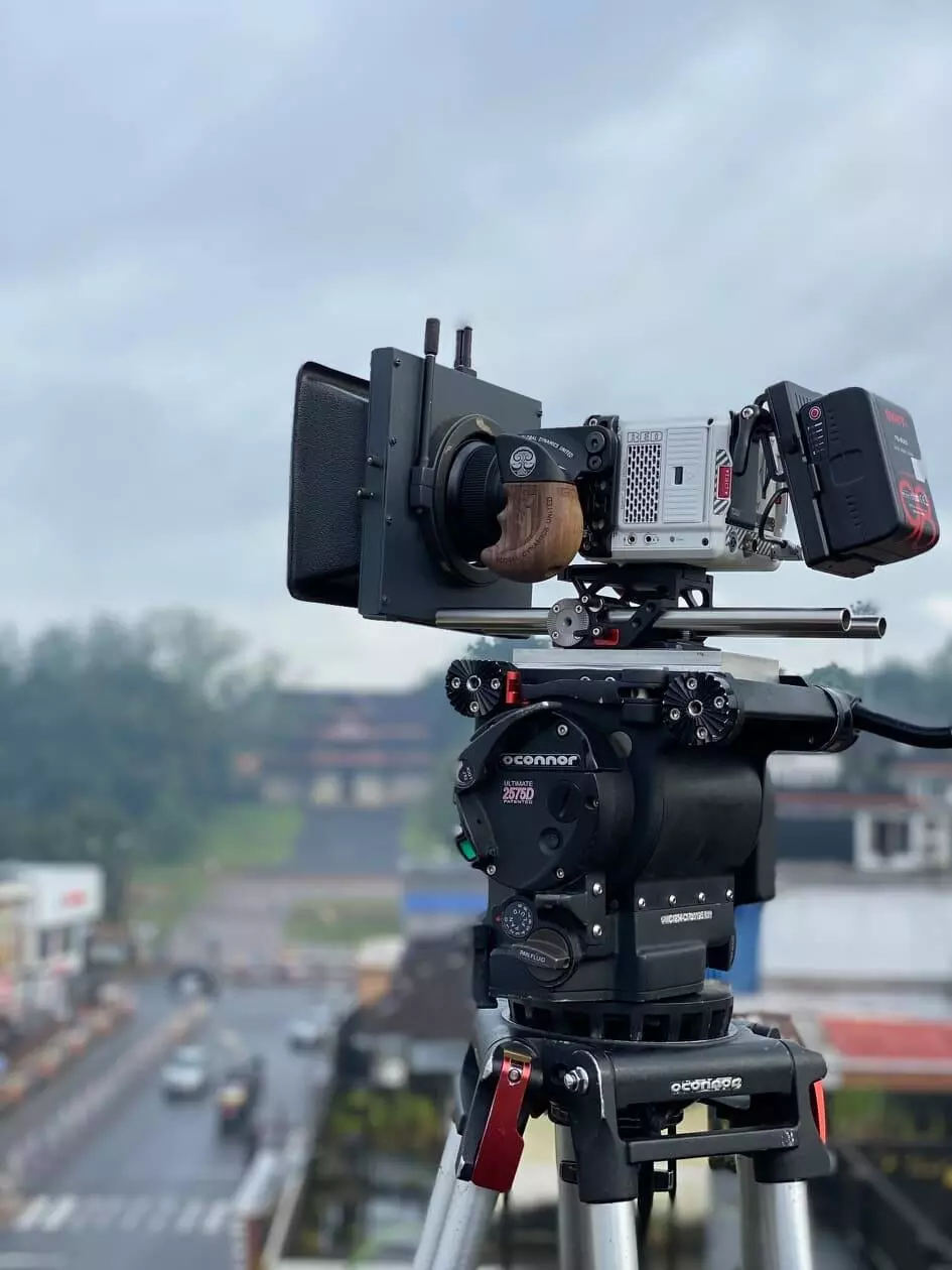 കലാകാരന്മാർക്ക് സഹായം; മഴ മിഴി വെബ് കാസ്റ്റിങ്ങിനുള്ള ചിത്രീകരണം തുടങ്ങി കലാകാരന്മാർക്ക് സഹായം; മഴ മിഴി വെബ് കാസ്റ്റിങ്ങിനുള്ള ചിത്രീകരണം തുടങ്ങി