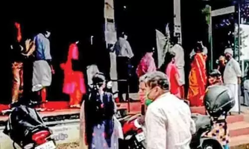 എ.ടി.എമ്മിൽ പണമില്ല; ബാങ്കുകൾക്കു മുന്നിൽ തിരക്ക് എ.ടി.എമ്മിൽ പണമില്ല; ബാങ്കുകൾക്കു മുന്നിൽ തിരക്ക്