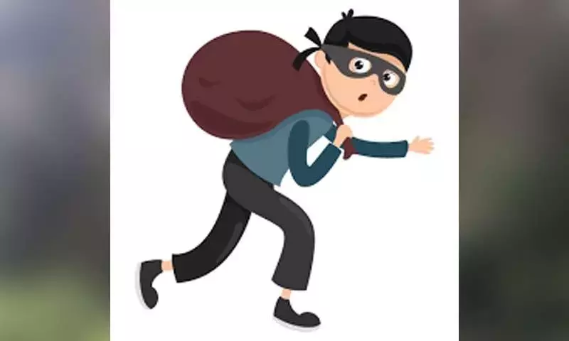 ബൈക്കിലെത്തിയ സംഘം പട്ടാപ്പകൽ ജ്വല്ലറിയിൽനിന്ന് അഞ്ചു പവൻ കവർന്നു