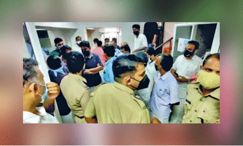 വോ​ട്ട​ർ പ​ട്ടി​ക അ​ട്ടി​മ​റി​ച്ചെ​ന്ന്; ക​ണ്ടെ​യ്ൻ​മെൻറ്​ സോ​ണി​ൽ ഭ​ര​ണ–പ്ര​തി​പ​ക്ഷ ​െകെ​യാ​ങ്ക​ളി