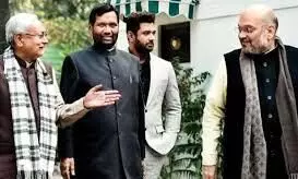 നിതീഷ്-പാസ്വാൻ പോരിൽ ബി.ജെ.പി ഒത്തുകളി നിതീഷ്-പാസ്വാൻ പോരിൽ ബി.ജെ.പി ഒത്തുകളി