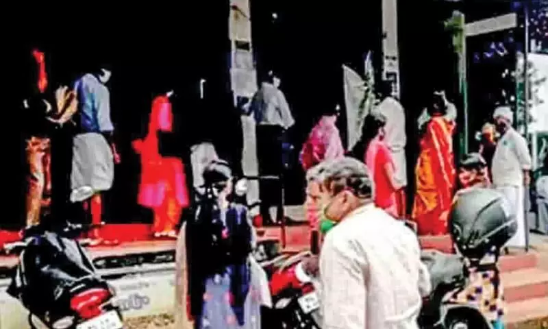 എ.ടി.എമ്മിൽ പണമില്ല; ബാങ്കുകൾക്കു മുന്നിൽ തിരക്ക് എ.ടി.എമ്മിൽ പണമില്ല; ബാങ്കുകൾക്കു മുന്നിൽ തിരക്ക്