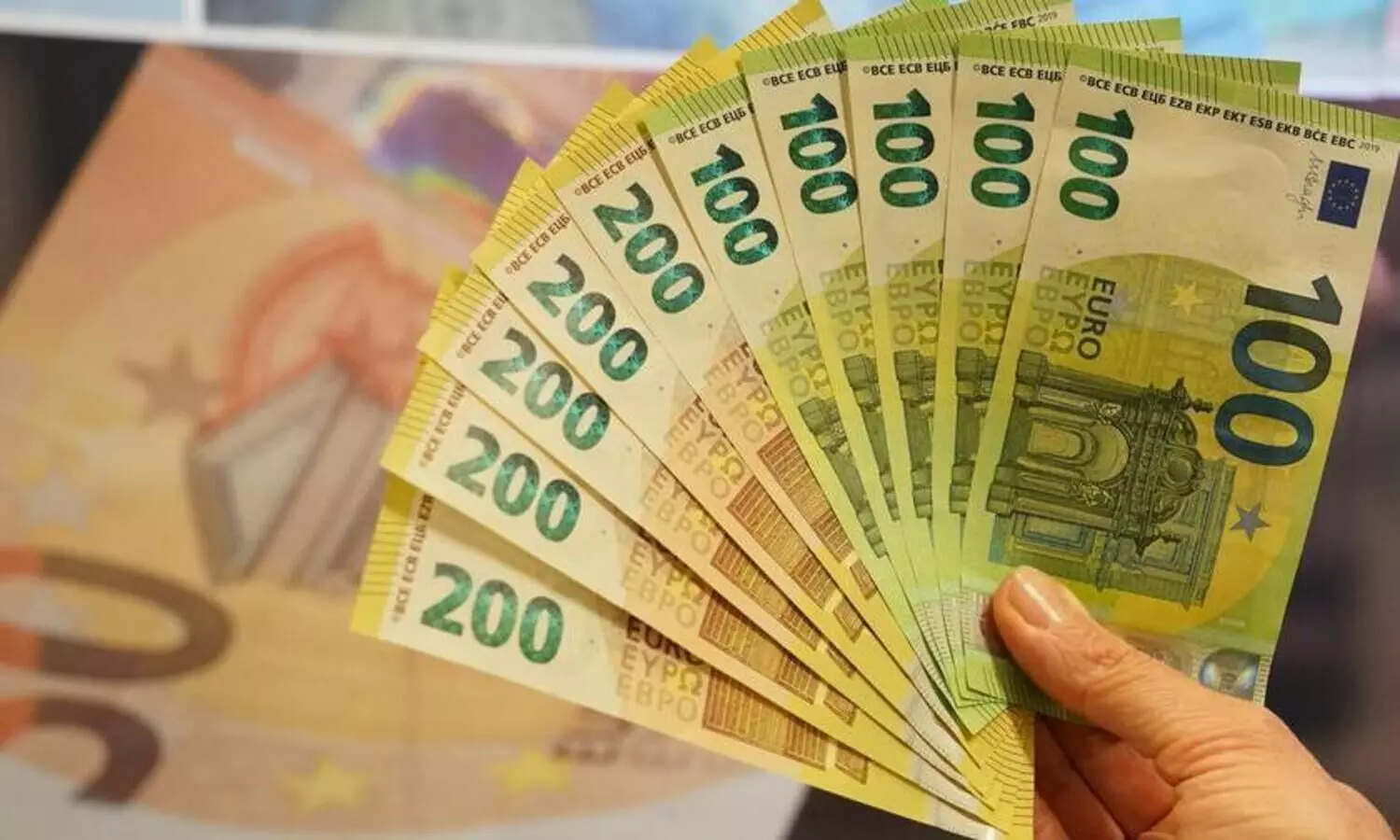 അപരിചിതൻ സമ്മാനിച്ച ലോട്ടറിക്ക്​​​ 40 ലക്ഷം രൂപ സമ്മാനം; ഞെട്ടി​ യാചകരായ യുവാക്കൾ