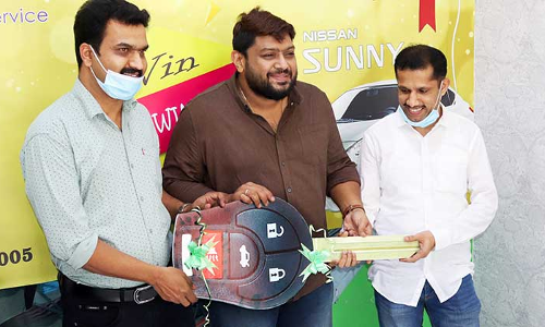 ഡ്രോ ആൻഡ്​ വിൻ എ കാർ ലക്കി ഡ്രോ: വിജയിക്ക് കാർ സമ്മാനം നൽകി