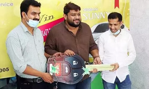 ഡ്രോ ആൻഡ്​ വിൻ എ കാർ ലക്കി ഡ്രോ: വിജയിക്ക് കാർ സമ്മാനം നൽകി