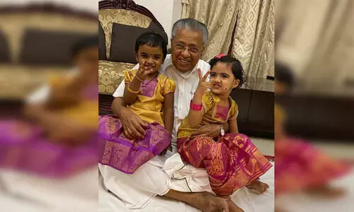 നിറചിരിയുമായി മുഖ്യമന്ത്രി; ആരാണപ്പാ ഇൗ കുഞ്ഞുങ്ങൾ..!