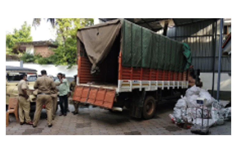 കലക്ടറുടെ ക്യാമ്പ്​ ഓഫിസിനു പിറകിലെ വീട്ടിൽനിന്ന്​ രണ്ടരകോടിയുടെ ചന്ദനം പടികൂടി