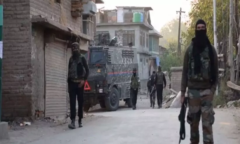 ഷോപിയാനിലെ ഏറ്റുമുട്ടലിൽ മൂന്നു ഭീകരരെ സുരക്ഷാസേന വധിച്ചു ഷോപിയാനിലെ ഏറ്റുമുട്ടലിൽ മൂന്നു ഭീകരരെ സുരക്ഷാസേന വധിച്ചു