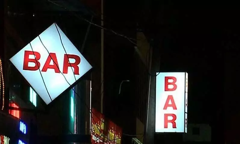 ബാറുകള്‍ക്ക് കോവിഡ് ബാധകമല്ല ആപ്പില്ലാതെ മദ്യവില്‍പന; 144 പാലിക്കുന്നില്ലെന്നും ആക്ഷേപം