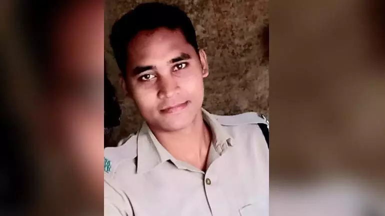 മൊബൈലിൽ ഐ.പി.എൽ കണ്ടുകൊണ്ടിരിക്കേ കെട്ടിടത്തിൽ നിന്ന് വീണ് പൊലീസുകാരൻ മരിച്ചു മൊബൈലിൽ ഐ.പി.എൽ കണ്ടുകൊണ്ടിരിക്കേ കെട്ടിടത്തിൽ നിന്ന് വീണ് പൊലീസുകാരൻ മരിച്ചു