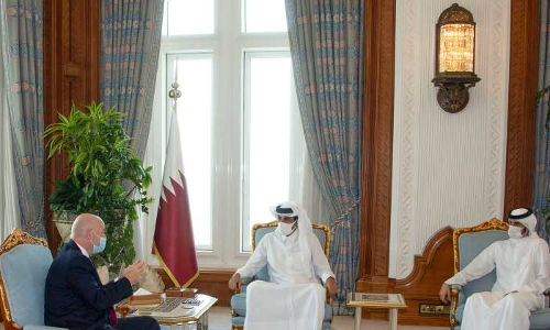 കായിക മേഖലയിലെ പങ്കാളിത്തം ചർച്ച ചെയ്​ത്​ അമീറും ഫിഫ ​പ്രസിഡൻറും