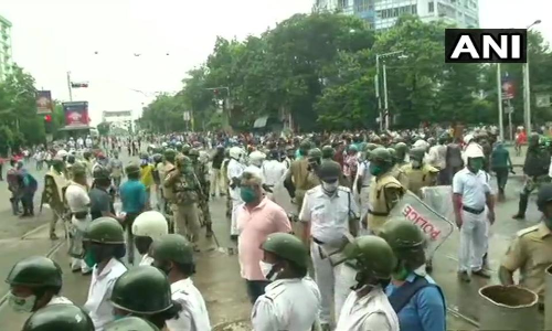 പശ്ചിമബംഗാൾ സെക്രട്ടറിയേറ്റിലേക്ക്​ ബി.ജെ.പി മാർച്ച്​; പ്രക്ഷോഭകർക്ക്​ നേരെ ലാത്തിചാർജും കണ്ണീർവാതക പ്രയോഗവും