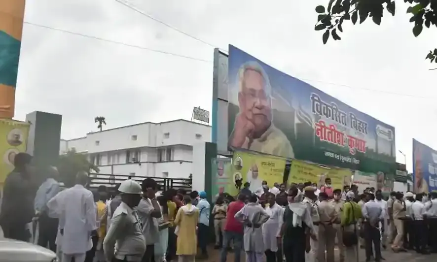 തെരഞ്ഞെടുപ്പ്​ നടക്കുന്ന സ്ഥലങ്ങളിൽ റാലി നടത്താൻ രാഷ്​ട്രീയപാർട്ടികൾക്ക്​ അനുമതി