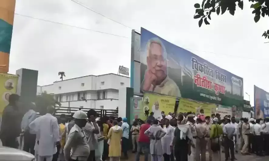 തെരഞ്ഞെടുപ്പ്​ നടക്കുന്ന സ്ഥലങ്ങളിൽ റാലി നടത്താൻ രാഷ്​ട്രീയപാർട്ടികൾക്ക്​ അനുമതി