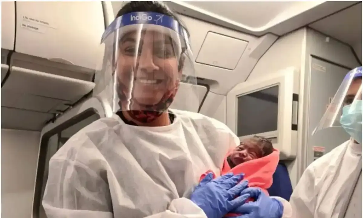 പ്രസവമേറ്റെടുത്ത് കാബിൻ ക്രൂ; ആകാശത്ത് വീണ്ടുമൊരു ജനനം