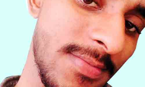 ബൈ​ക്കും കാ​റും കൂ​ട്ടി​യി​ടി​ച്ച് യു​വാ​വ് മ​രി​ച്ചു