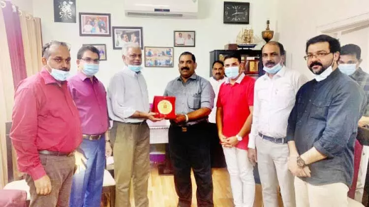 മുരളീധരൻ ആർ. കർത്തക്ക് സാമൂഹിക പ്രവർത്തകരുടെ യാത്രയയപ്പ്​