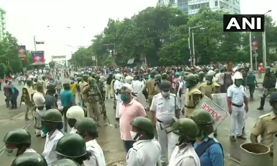 പശ്ചിമബംഗാൾ സെക്രട്ടറിയേറ്റിലേക്ക്​ ബി.ജെ.പി മാർച്ച്​; പ്രക്ഷോഭകർക്ക്​ നേരെ ലാത്തിചാർജും കണ്ണീർവാതക പ്രയോഗവും
