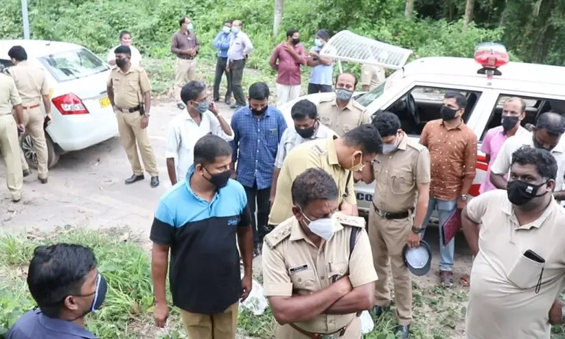 എക്സൈസ് പരിശോധനക്കിടെ ടെക്നോപാര്ക്കില് നാടൻ ബോംബ് പൊട്ടിത്തെറിച്ചു എക്സൈസ് പരിശോധനക്കിടെ ടെക്നോപാര്ക്കില് നാടൻ ബോംബ് പൊട്ടിത്തെറിച്ചു