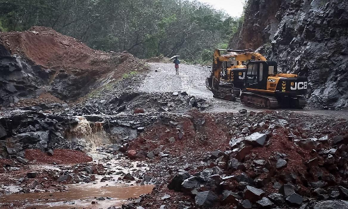 ക്വാറികളിലും ലോറികളിലും മിന്നൽ പരിശോധന; വൻ തട്ടിപ്പ് കണ്ടെത്തി ക്വാറികളിലും ലോറികളിലും മിന്നൽ പരിശോധന; വൻ തട്ടിപ്പ് കണ്ടെത്തി