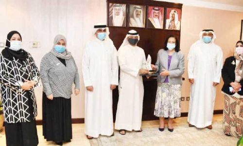 ആരോഗ്യമന്ത്രി സന്നദ്ധ പ്രവര്‍ത്തന അവാര്‍ഡ് ഏറ്റുവാങ്ങി