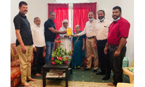 മലയാളി നഴ്​സ്​ ലതാരാജനെ സോഷ്യൽ ഫോറം ആദരിച്ചു