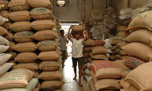 റേഷൻ കടത്ത്: ഭക്ഷ്യസുരക്ഷ വകുപ്പ് ജീവനക്കാരെ ചോദ്യം ചെയ്തു റേഷൻ കടത്ത്: ഭക്ഷ്യസുരക്ഷ വകുപ്പ് ജീവനക്കാരെ ചോദ്യം ചെയ്തു