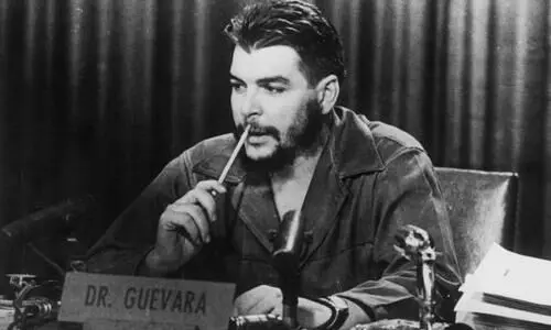 അരനൂറ്റാണ്ട്​ കഴിഞ്ഞിട്ടും ലോക ഹൃദയത്തിൽ  തിളങ്ങി നിൽക്കുന്ന ചെഗുവേരക്ക്​ രക്ത പുഷ്​പങ്ങൾ