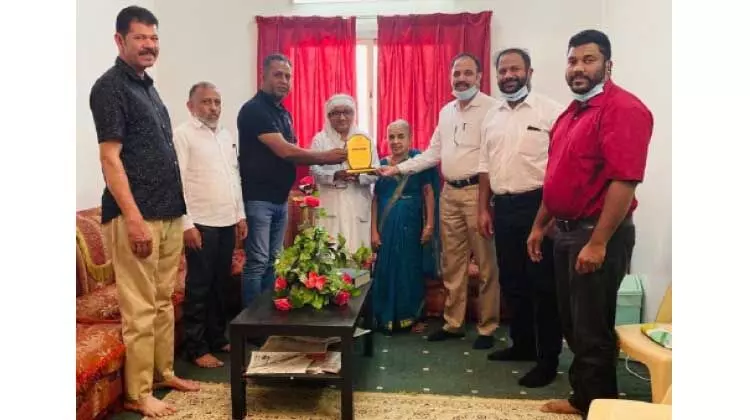 മലയാളി നഴ്സ് ലതാരാജനെ സോഷ്യൽ ഫോറം ആദരിച്ചു മലയാളി നഴ്സ് ലതാരാജനെ സോഷ്യൽ ഫോറം ആദരിച്ചു