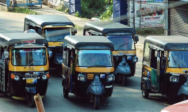 യാത്രക്കാരില്ല; ഓട്ടോ തൊഴിലാളികളുടെ ജീവിതം ദുരിതമാകുന്നു യാത്രക്കാരില്ല; ഓട്ടോ തൊഴിലാളികളുടെ ജീവിതം ദുരിതമാകുന്നു