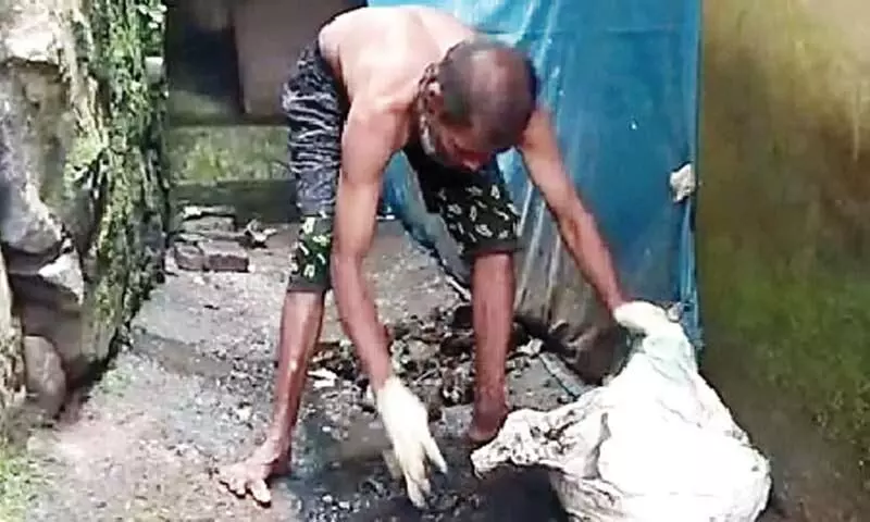 ഓടയിൽ ജീവിതം; തലചായ്ക്കാൻ ഇടമില്ലാതെ ബാബു